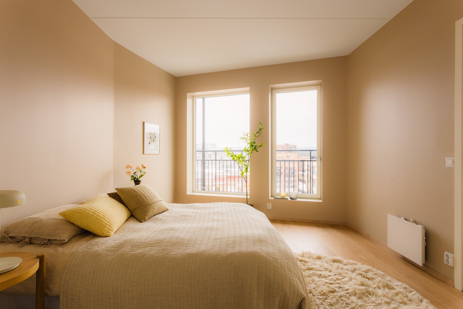 Rommet har god størrelse og gir rikelig plass til både dobbeltseng og romslige garderobeløsninger. Galleribilde