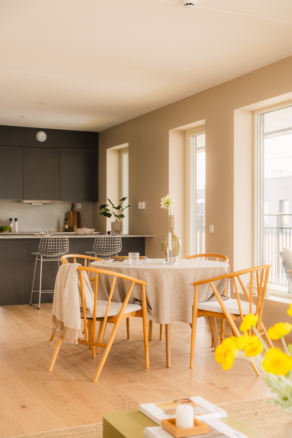 Planløsningen er åpen og sosial, med en sømløs overgang til kjøkkenet - helt perfekt for både hverdagsliv og sosiale sammenkomster. Galleribilde