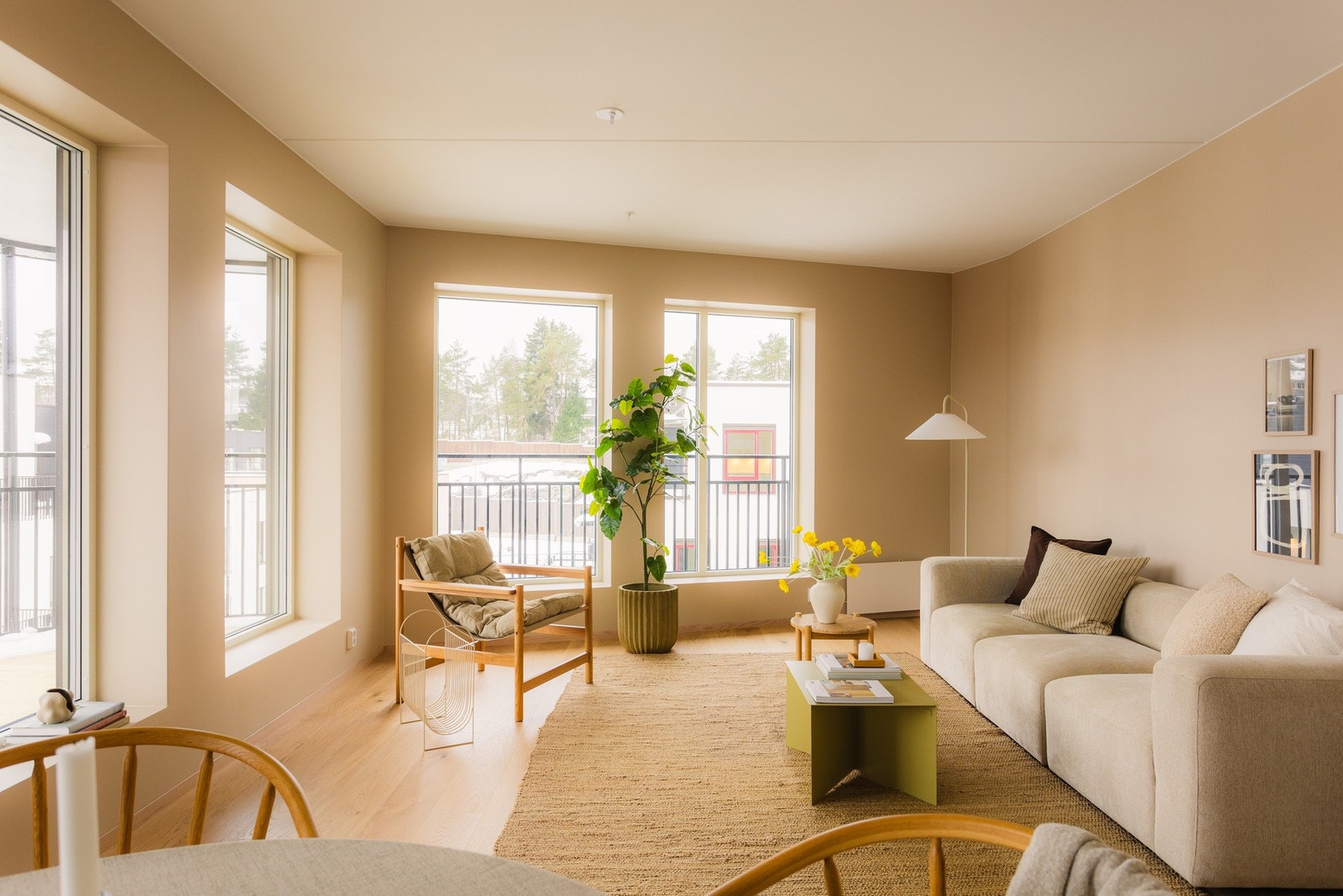 Rommet har gode møbleringsmuligheter og kan enkelt tilpasses ulike soner for sofagruppe, spiseplass eller lesekrok. Galleribilde