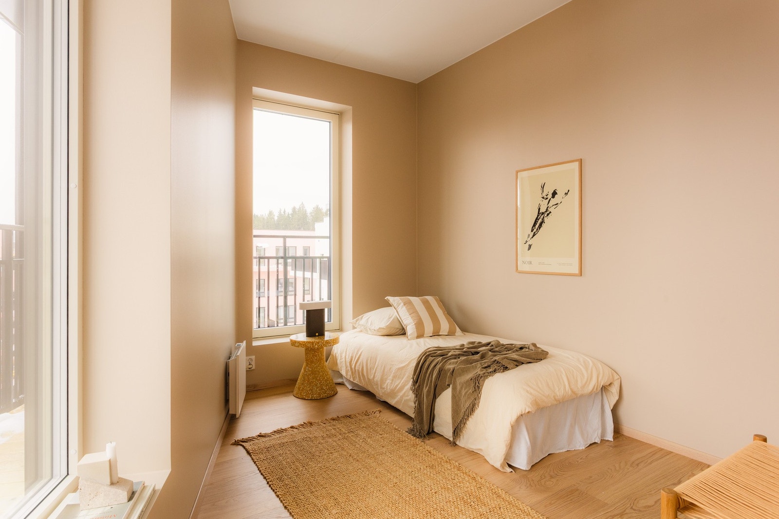 Alle rommene har store vinduer som slipper inn naturlig lys og gir en behagelig atmosfære. Galleribilde