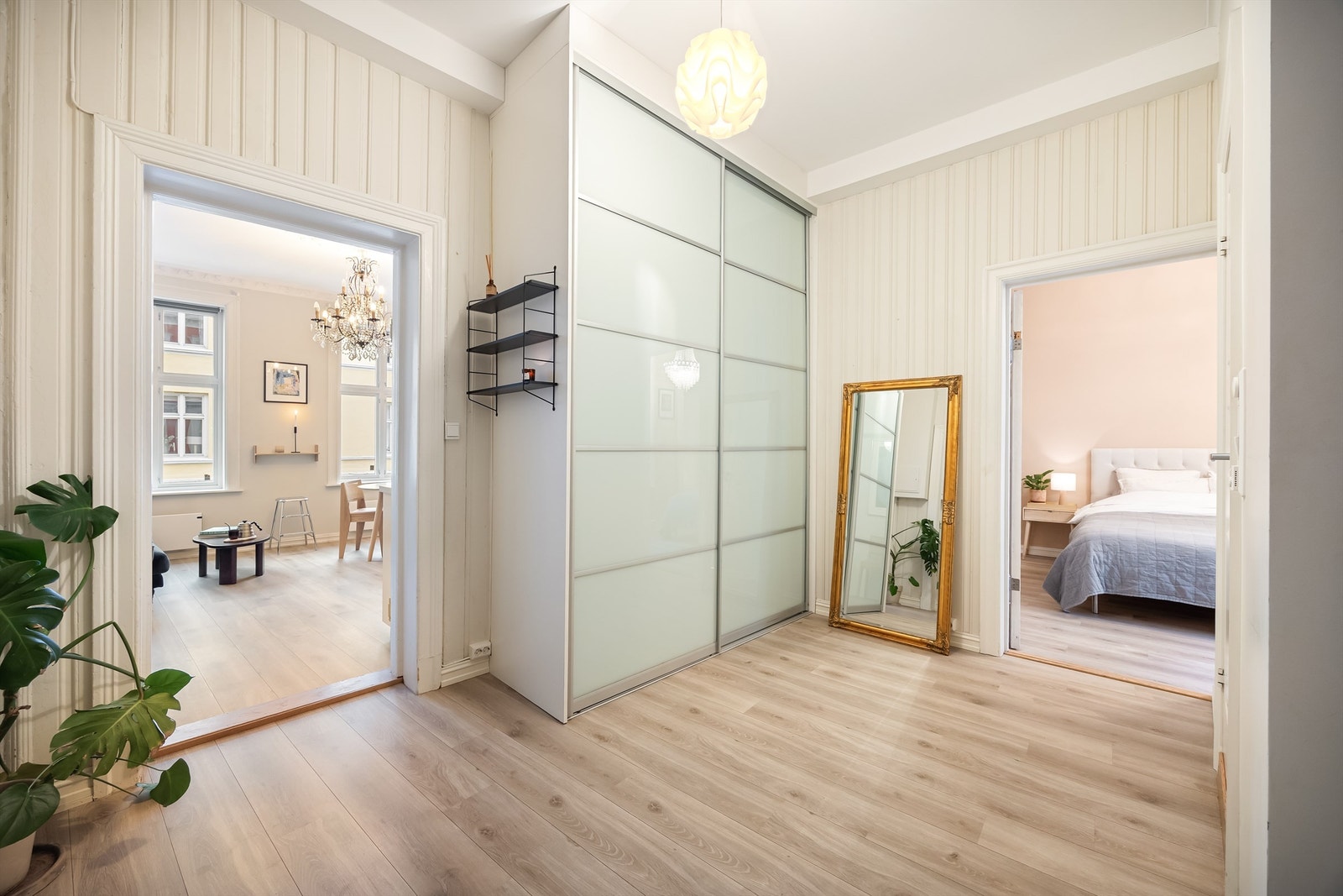 Opplegg til vaskemaskin i garderobeskapet i gangen. Galleribilde