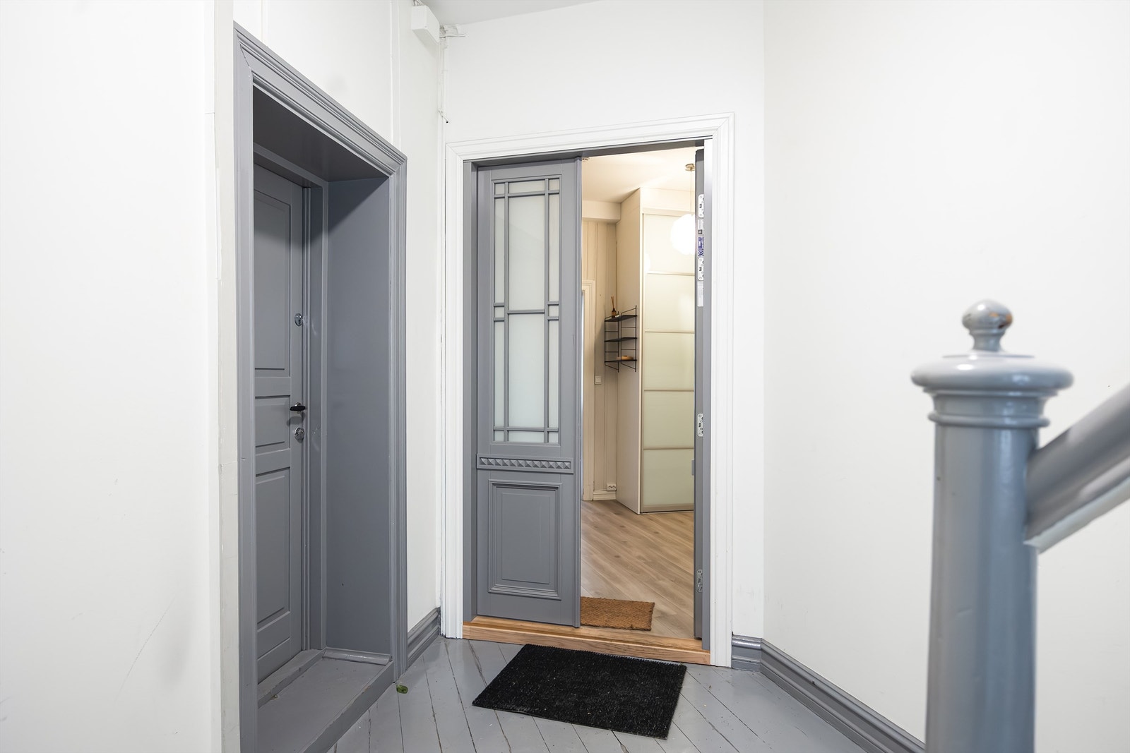 Det er adkomst via felles trappegang med callinganlegg. Galleribilde