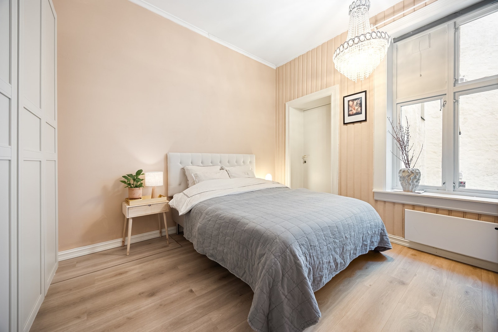 Det andre soverommet er med god plass til seng, garderobeskap og skrivepult. Galleribilde