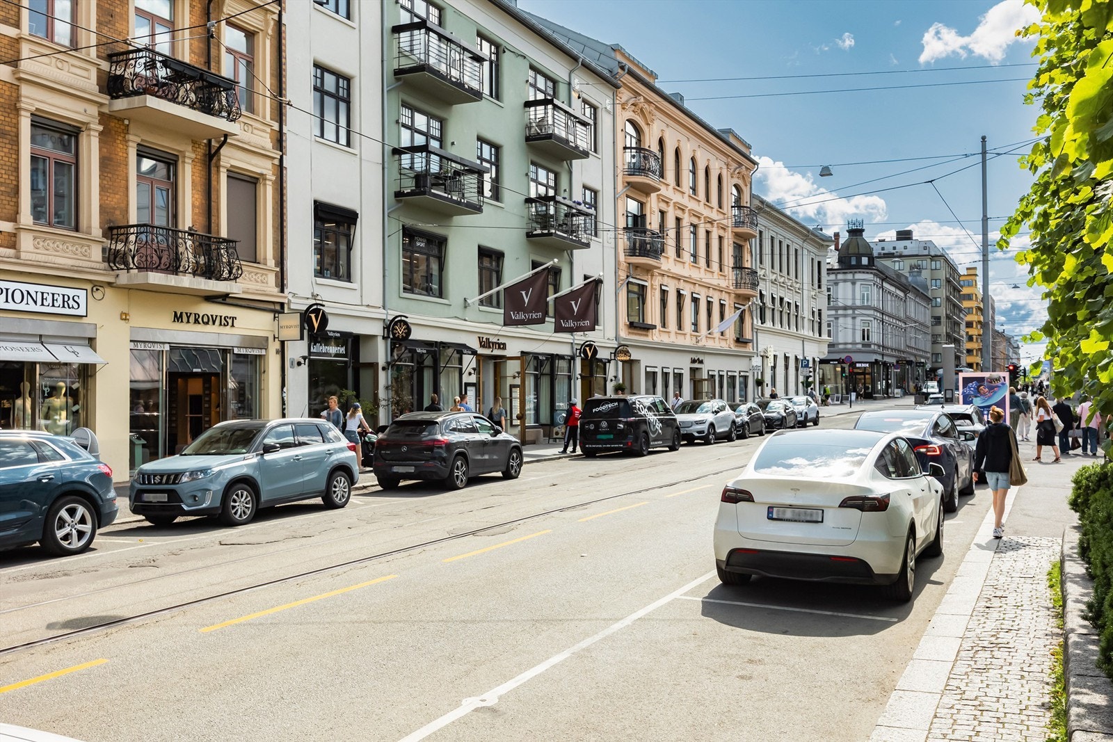 Bogstadveien med sitt brede utvalg ligger like utenfor leiligheten. Galleribilde