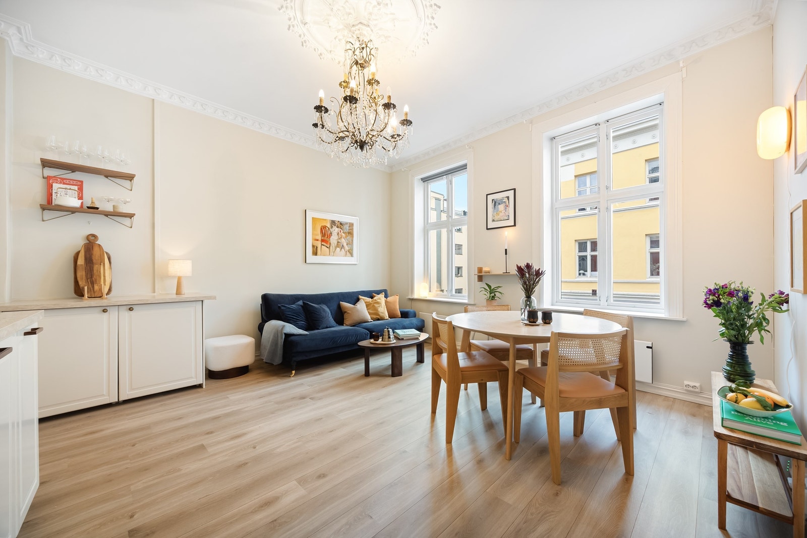 Det første som møter deg er store vindusflater og en god takhøyde, som gir en deilig og luftig atmosfære med mye naturlig lys. Galleribilde