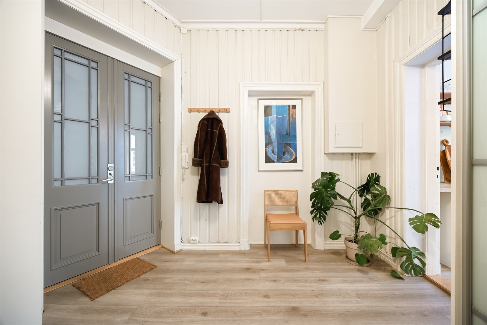 Lys og innbydende entré som gir et svært godt førsteinntrykk av leiligheten. God plass til å henge av seg yttertøy og sette fra seg sko i garderobeskap. Galleribilde