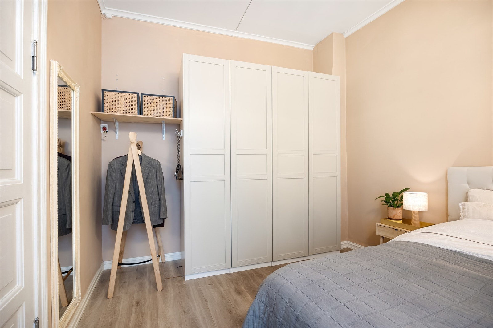 Stort garderobeskap bidrar til god oppbevaringsplass! Galleribilde