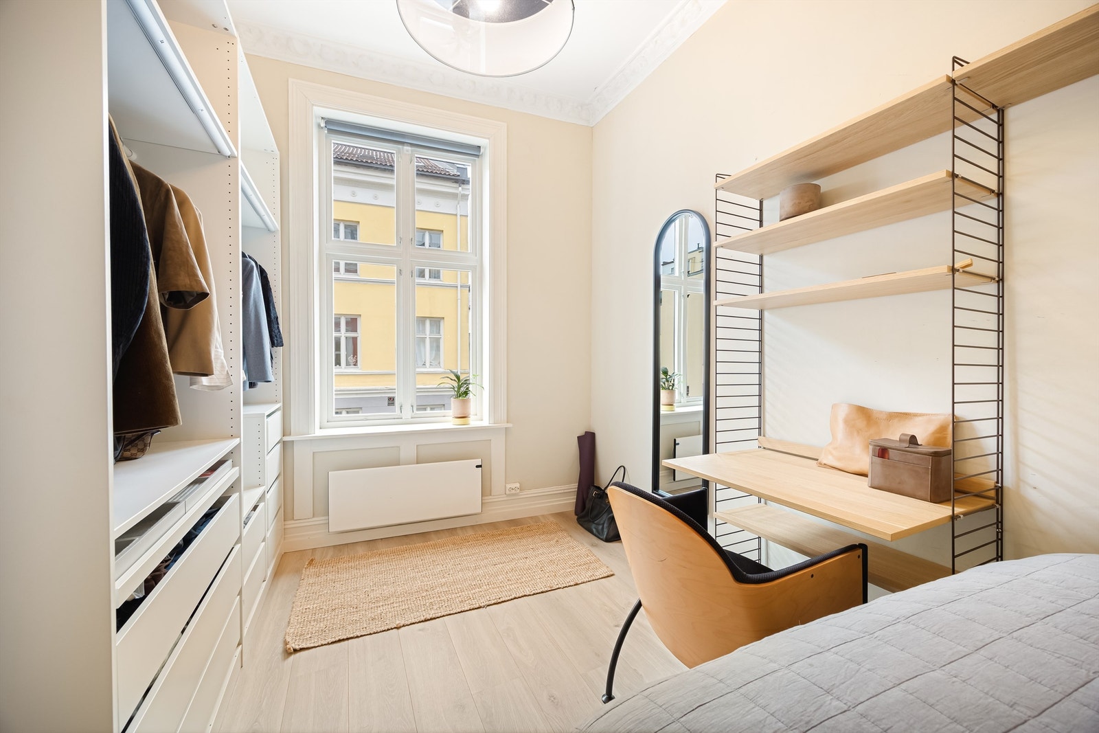 Svært god oppbevaring i stort og fastmontert garderobeskap. Galleribilde