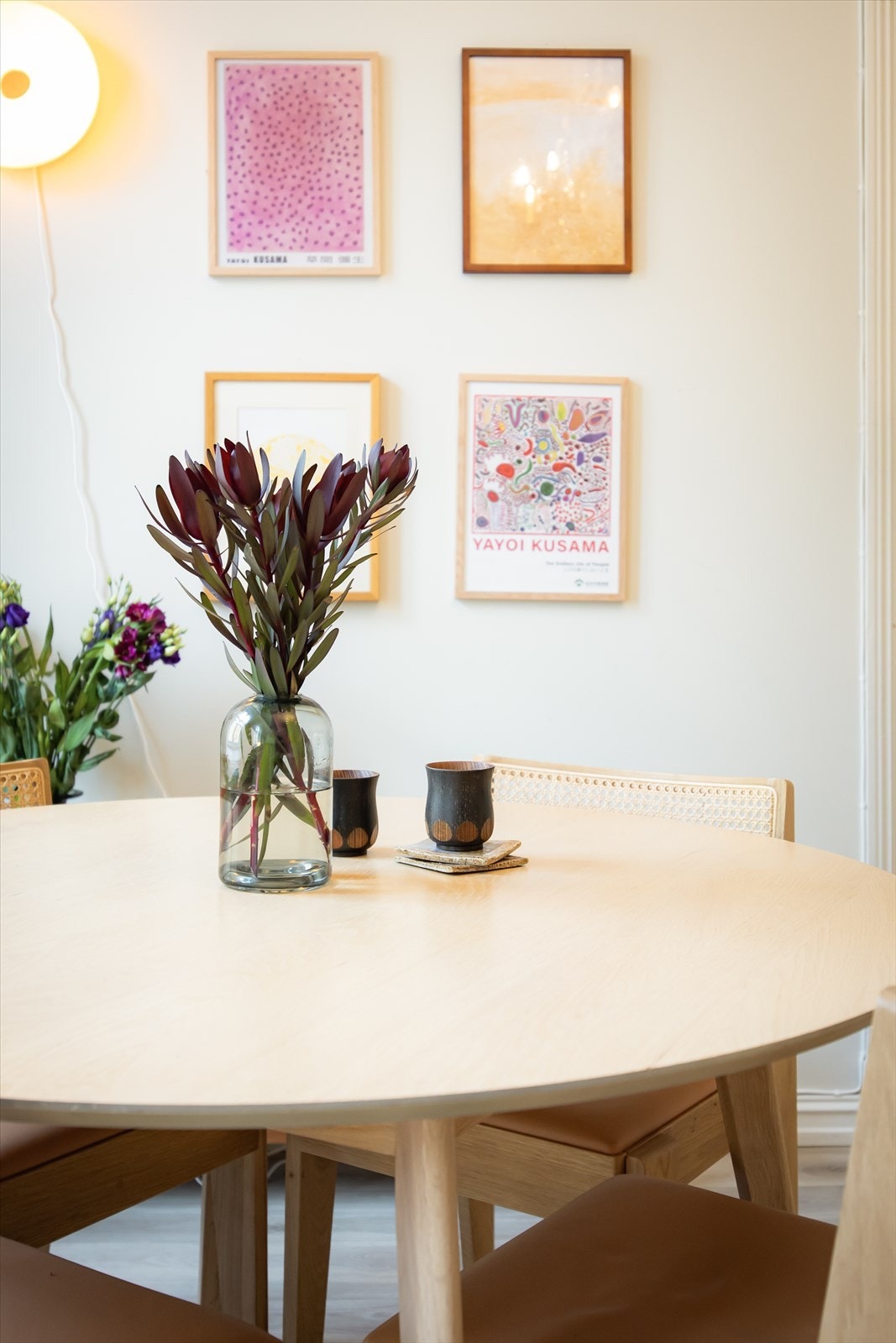 Et sosialt og hyggelig rom med plass til å invitere venner og familie til hyggelige sammenkomster. Galleribilde