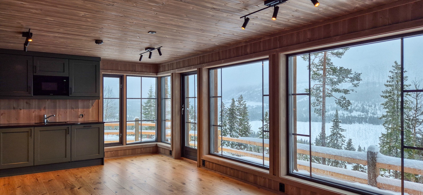 Kjøkkenkrok med store utsiktsvinduer. Galleribilde