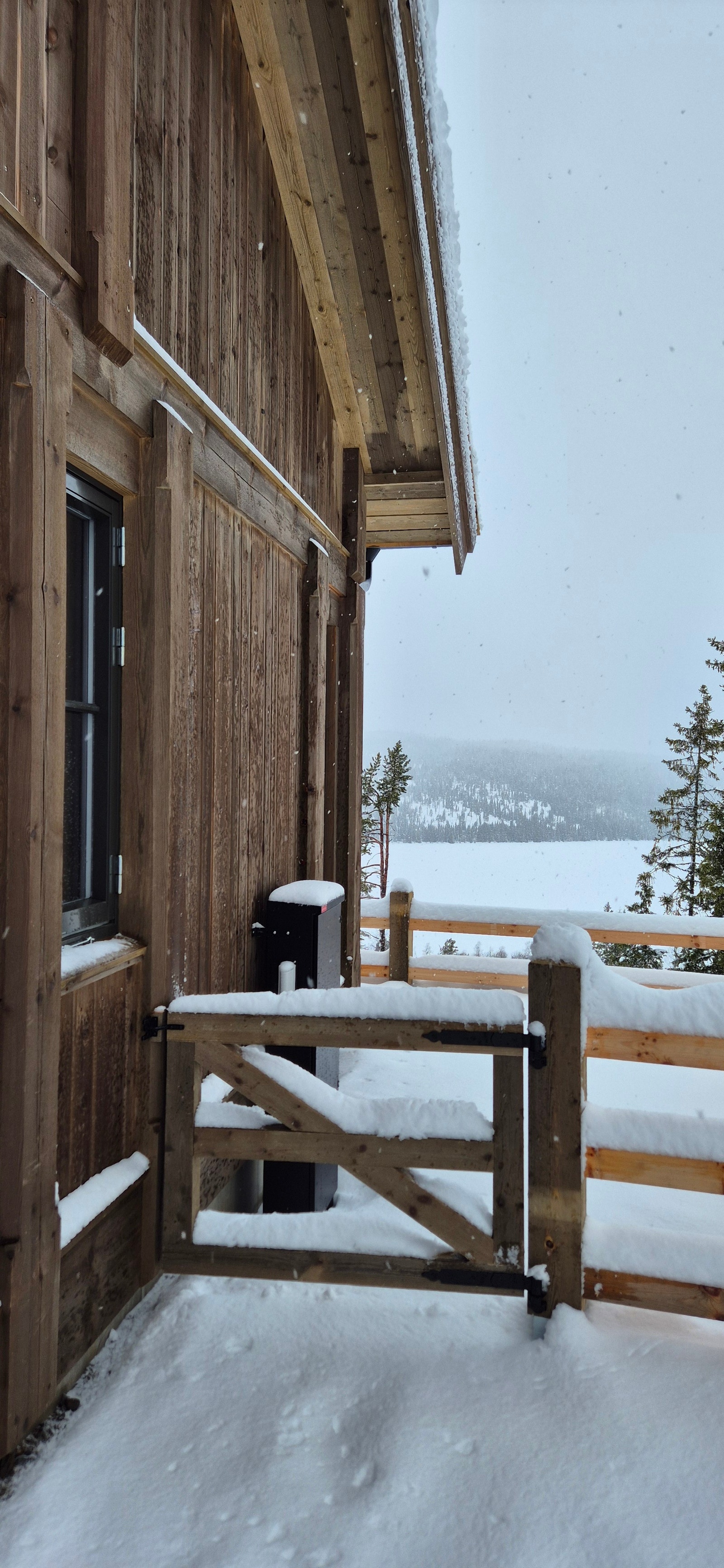 Utvendig er hytta behandlet med jernvitrol. Galleribilde