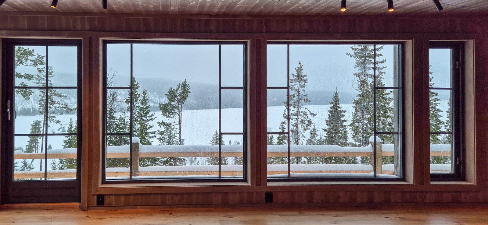 Store vinduer i utsiktsretningen. Bildet er fra nabohytta og har tilsvarende utsikt over Gålåvatnet, Feforkampen og mot Jotunheimen. Galleribilde