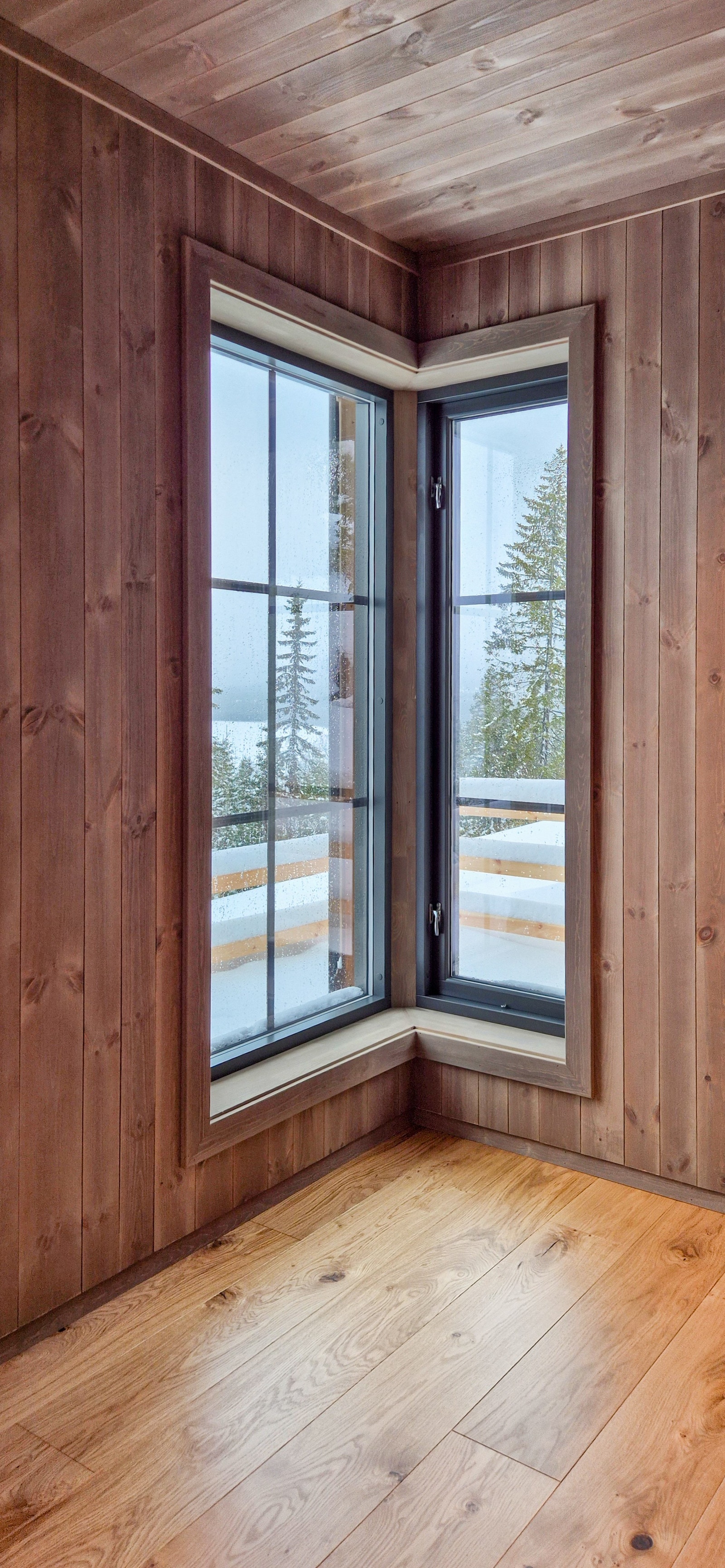 Hjørnevindu i TV-stue/Soverom Galleribilde