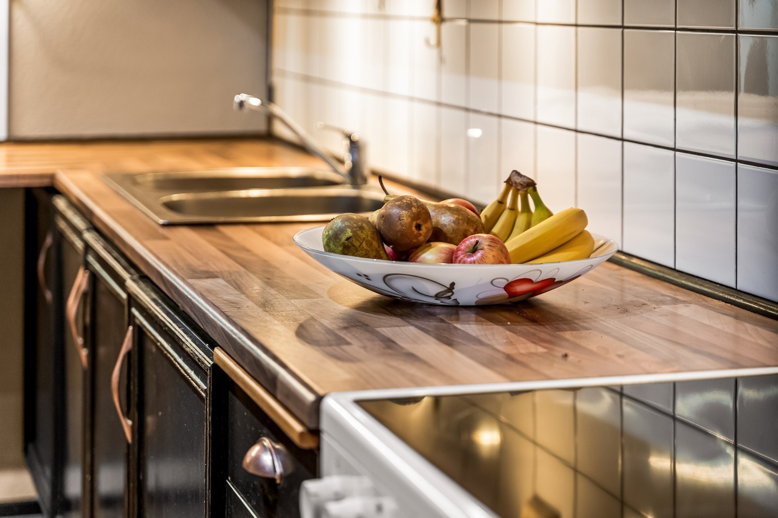 Benkeplate i laminat med nedfelt kum i rustfritt stål gir et praktisk arbeidsområde. Galleribilde