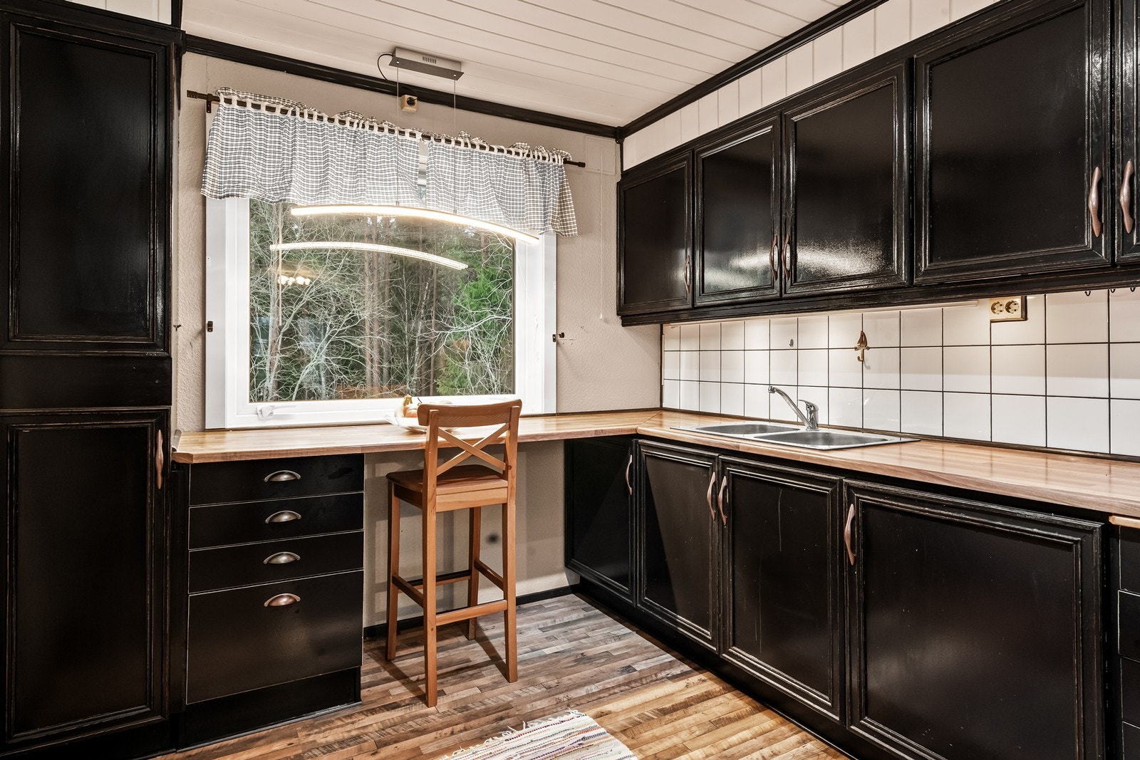 Store vinduer gir godt lysinnslipp til kjøkkenområdet. Galleribilde