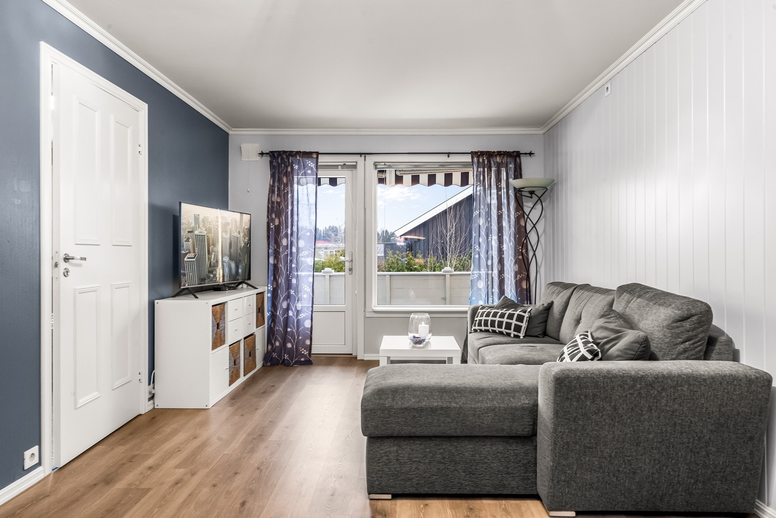 Fra stuen er det utgang til en delvis overbygd balkong, som gir gode solforhold. Galleribilde