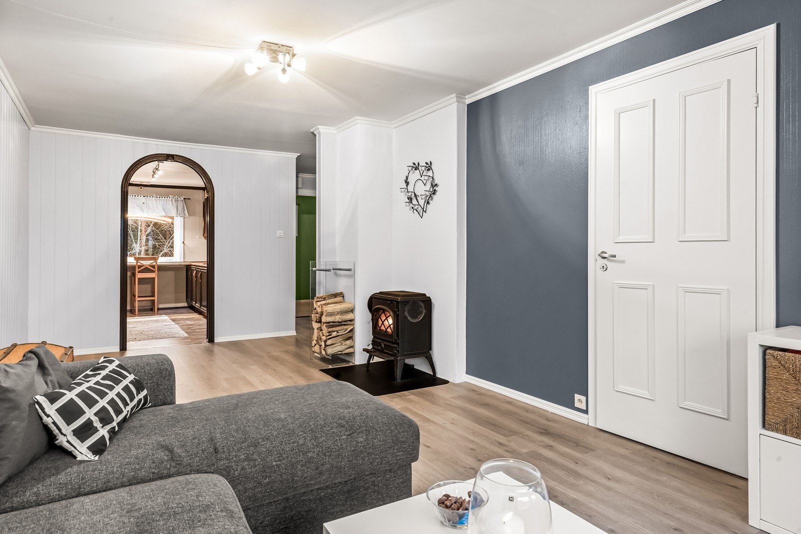 Laminatgulv lagt i 2022 gir et moderne preg til stuen. Galleribilde