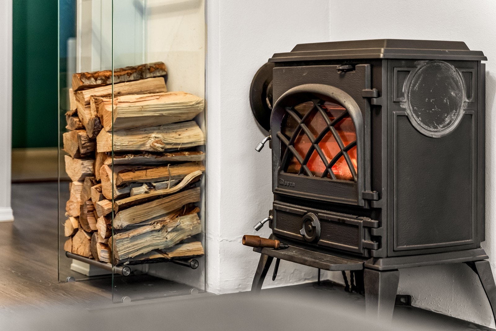 Vedovn i stuen gir effektiv oppvarming og skaper et hyggelig innemiljø. Galleribilde