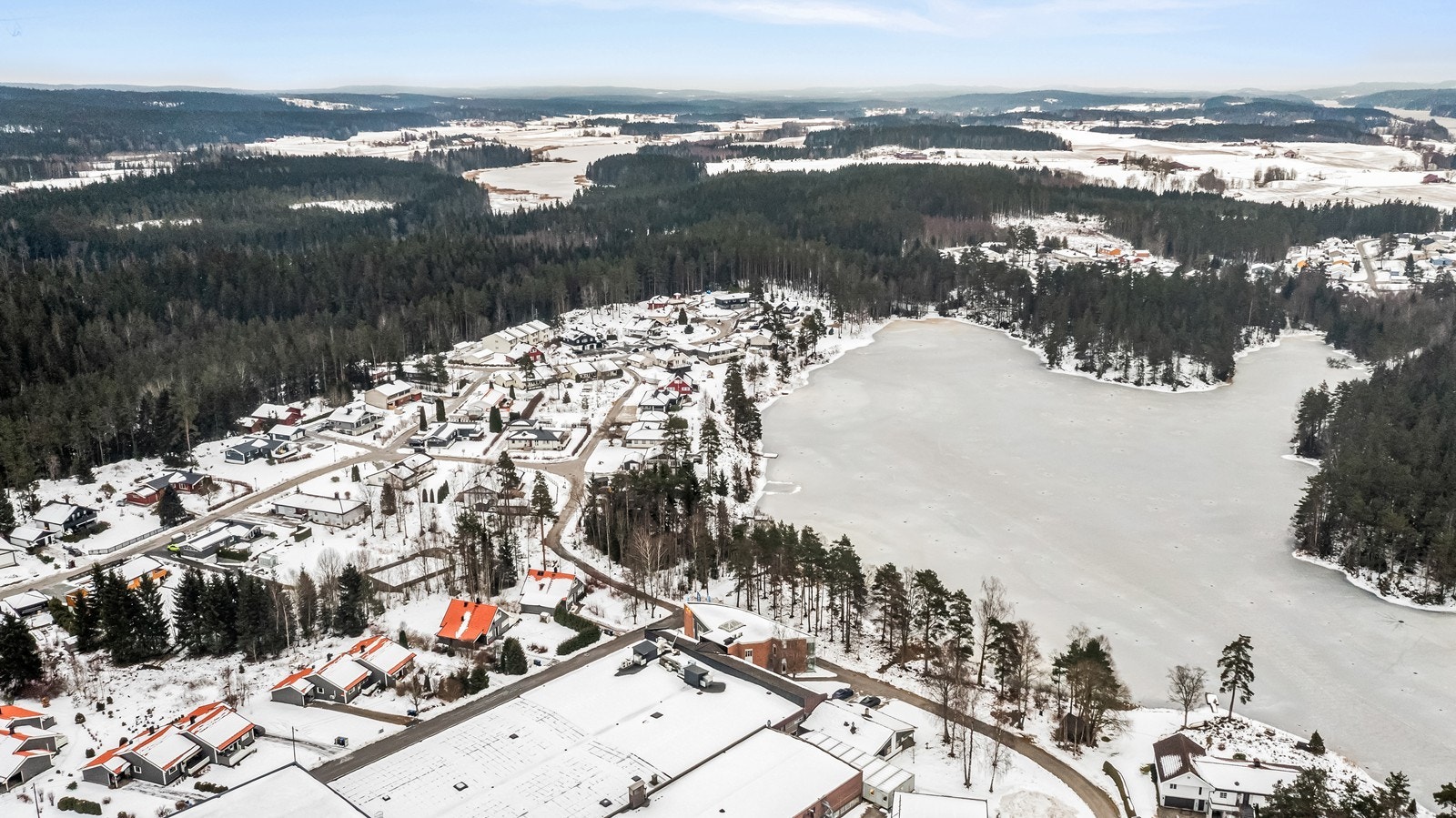 Nærmiljøet byr på gode rekreasjonsmuligheter med tilgang til nærliggende grøntområder. Galleribilde