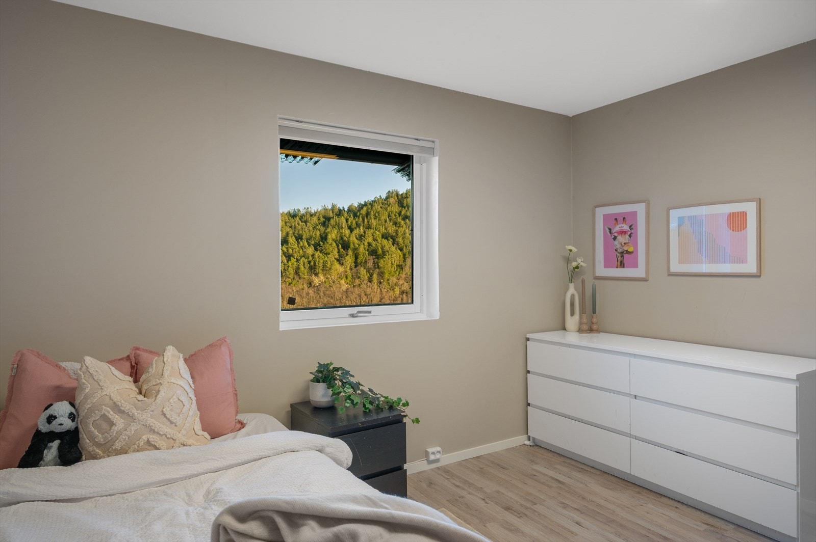 - De tre soverommene måler hhv. 12m², 8,9m² og 12,2m² - Galleribilde