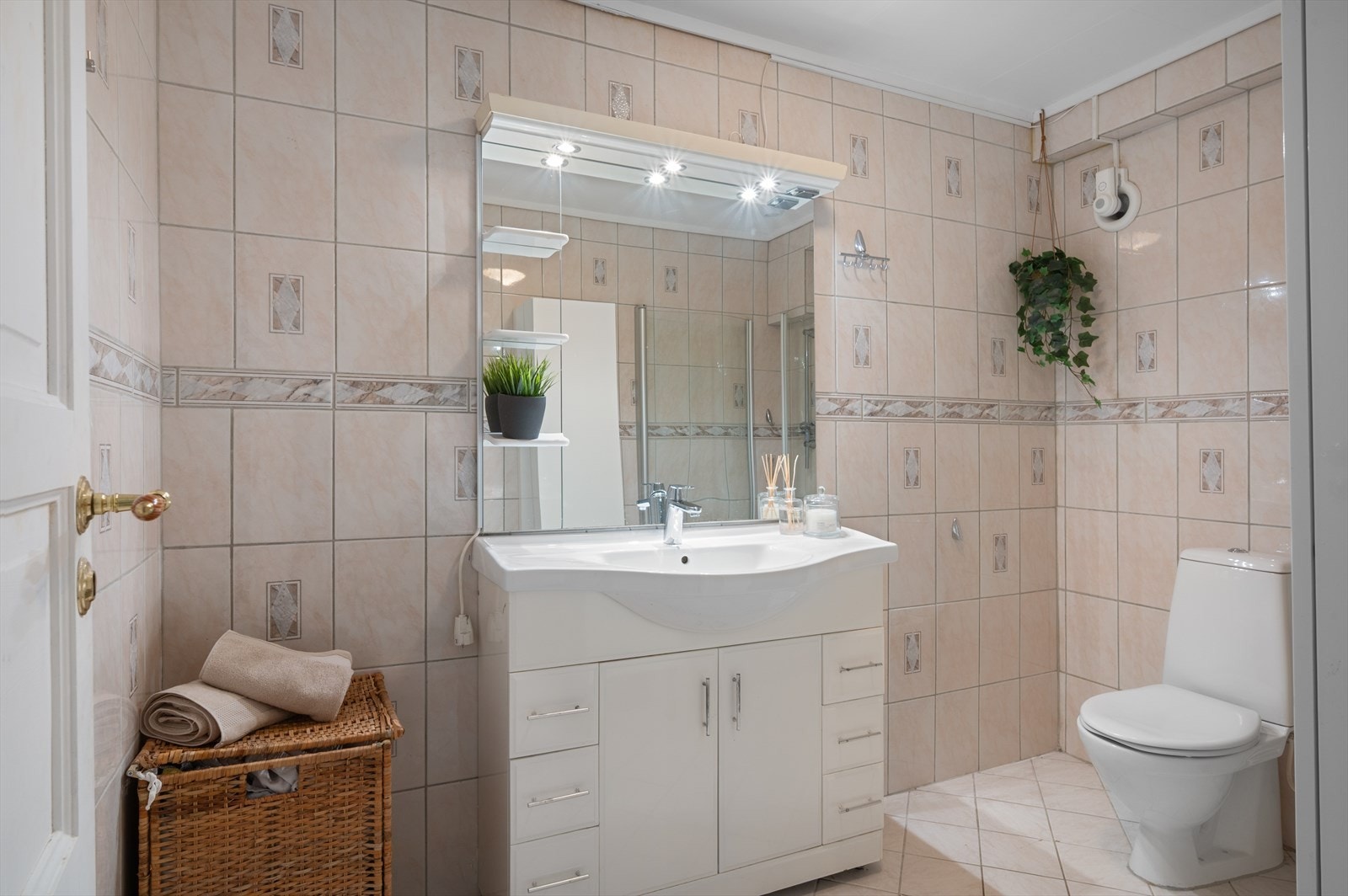 - Helfliset bad som måler 5,3m² - Galleribilde