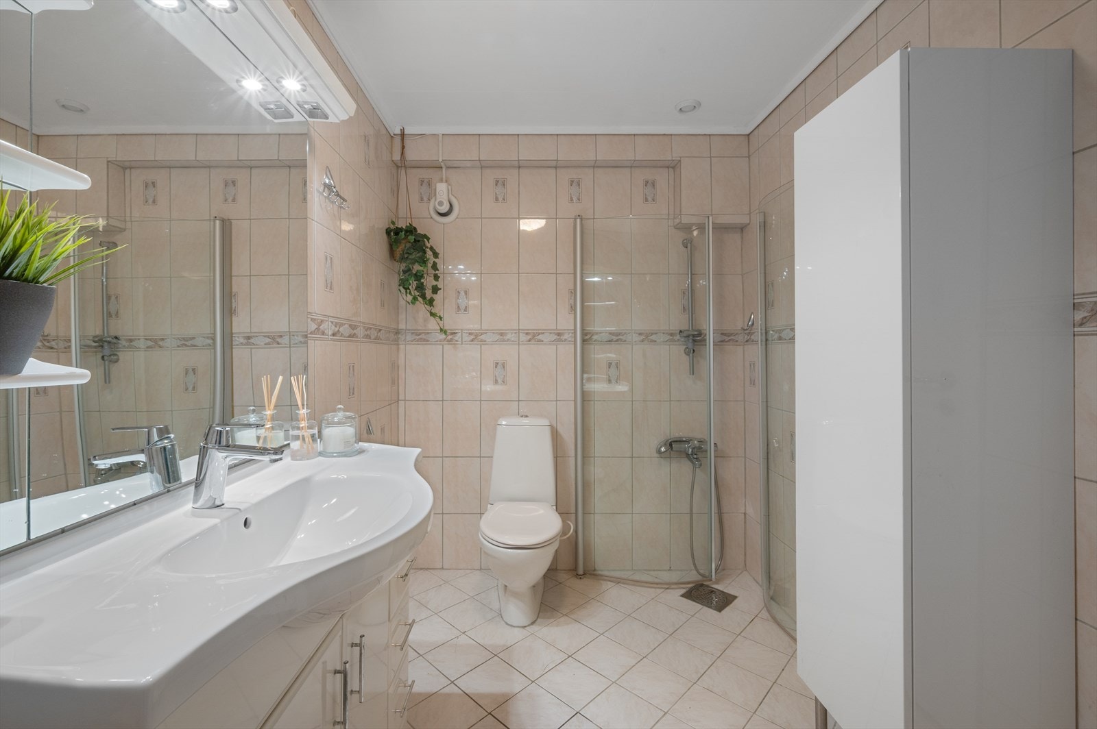 - Innredet med heldekkende servant, høyskap, toalett og dusj - Galleribilde