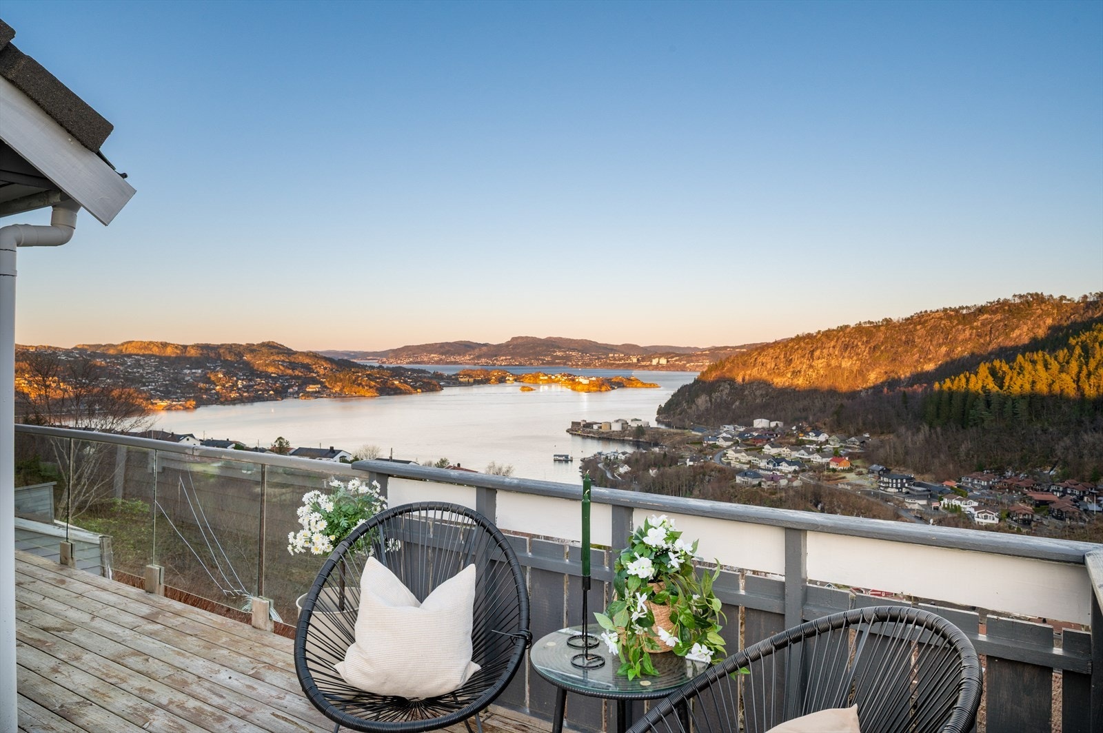 - Fra kjøkken og stue er det direkte adkomst til en nydelig terrasse som måler 44m² - Galleribilde