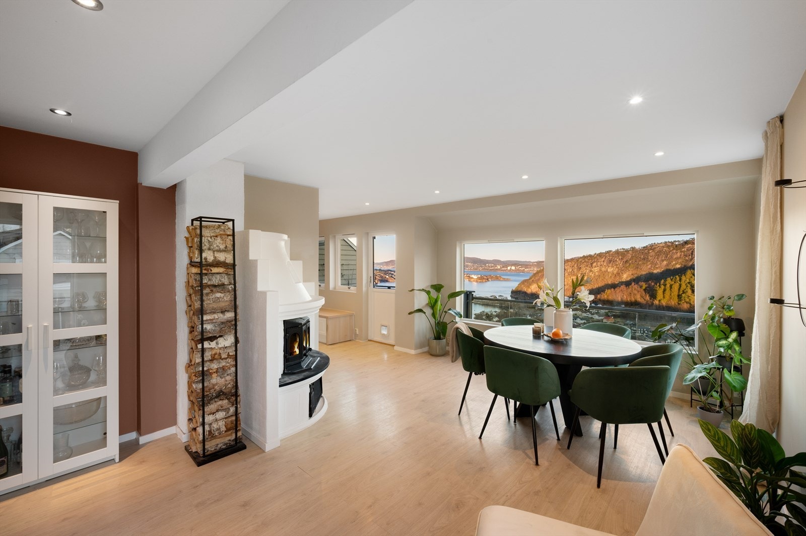 - Merk innfelte spotter i himling som skaper et moderne og stilrent inntrykk. Tak og vegger på hovedplan ble gipset i 2019- Galleribilde