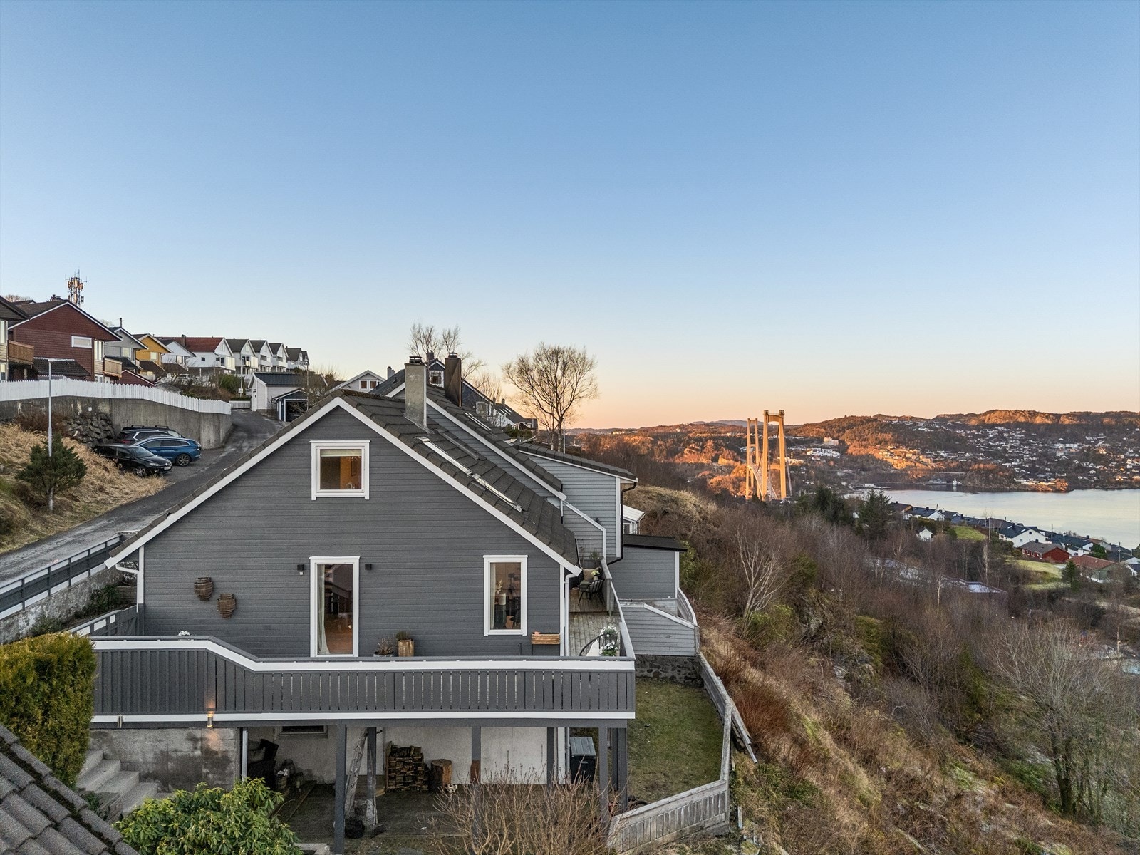 - Beliggenheten byr på svært flotte turmuligheter, som Kanadaskogen, Lyderhorn og Storavatnet - Galleribilde