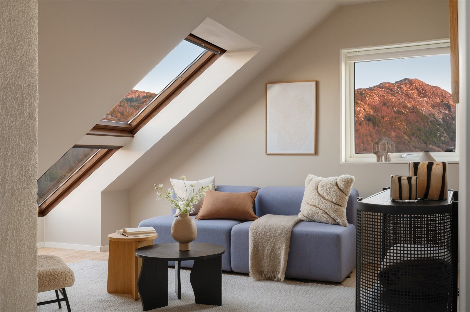 - Et lyst og trivelig oppholdsrom. Vegger og tak ble gipset i 2025 - Galleribilde