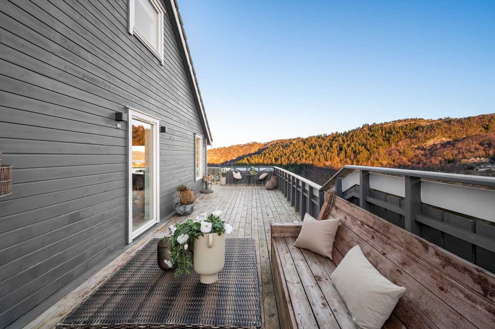 - Boligen går over 3 plan og har et totalt BRA-i på 151m² - Galleribilde