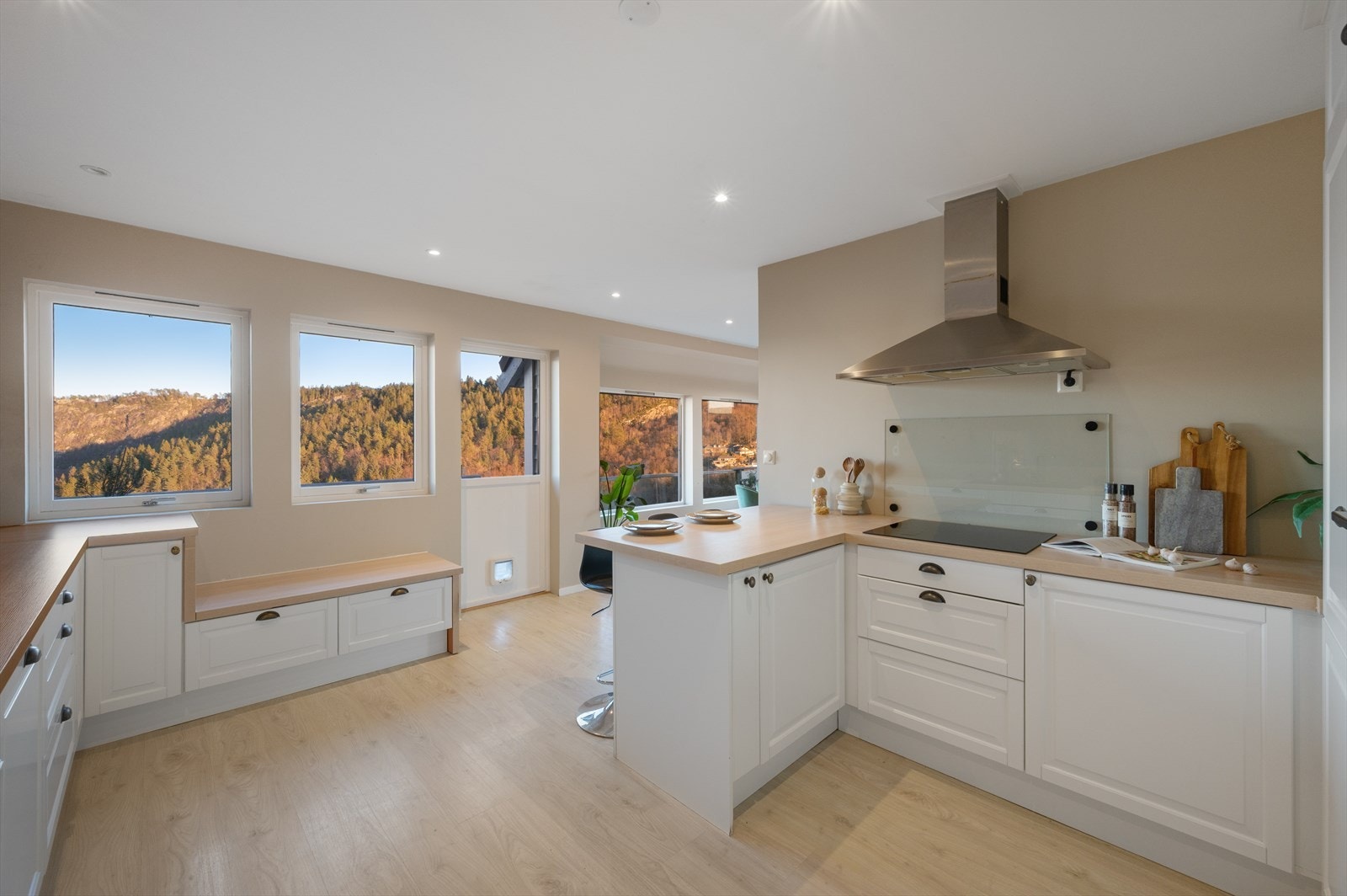 - Godt med skap- og benkeplass gjør matlagingen til en drøm - Galleribilde