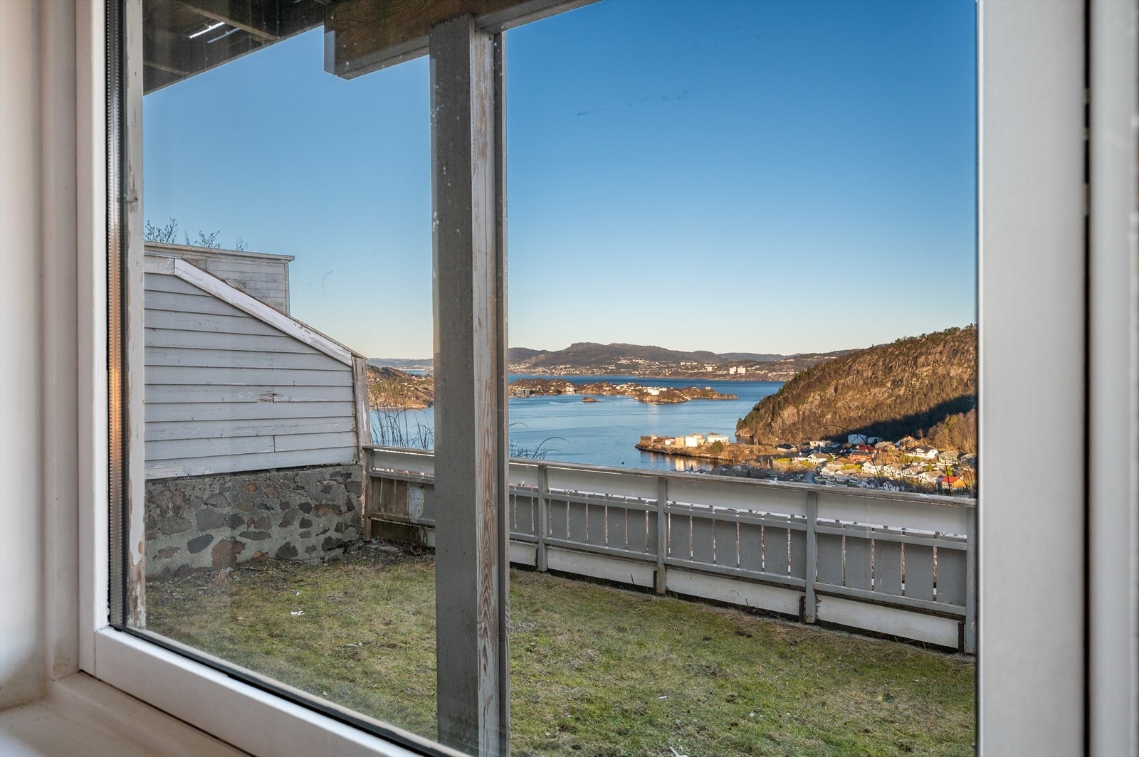 - Merk nydelig utsikt direkte fra soveromsvinduet (Byggemeldt som bod, ikke godkjent som soverom) - Galleribilde