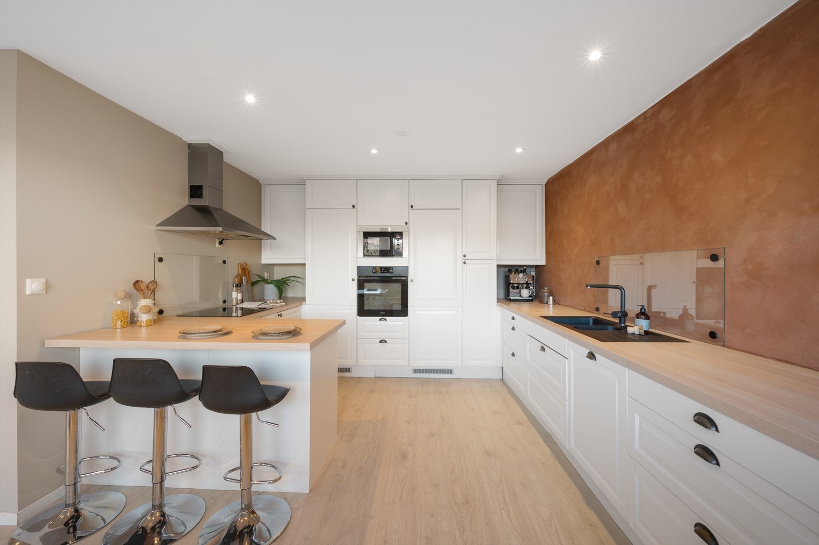 - Ny eier får gleden av integrert stekeovn, mikrobølgeovn, induksjonstopp, oppvaskmaskin, kjøleskap og fryseskap - Galleribilde