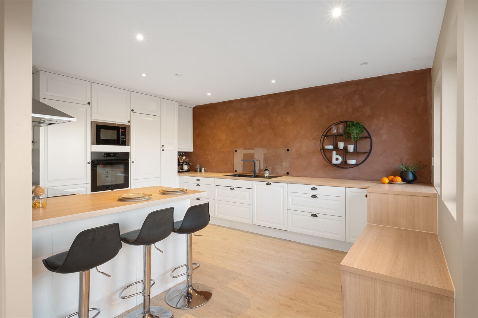 - Kjøkkenet er nytt fra 2019/2018 og måler 16,6m² - Galleribilde