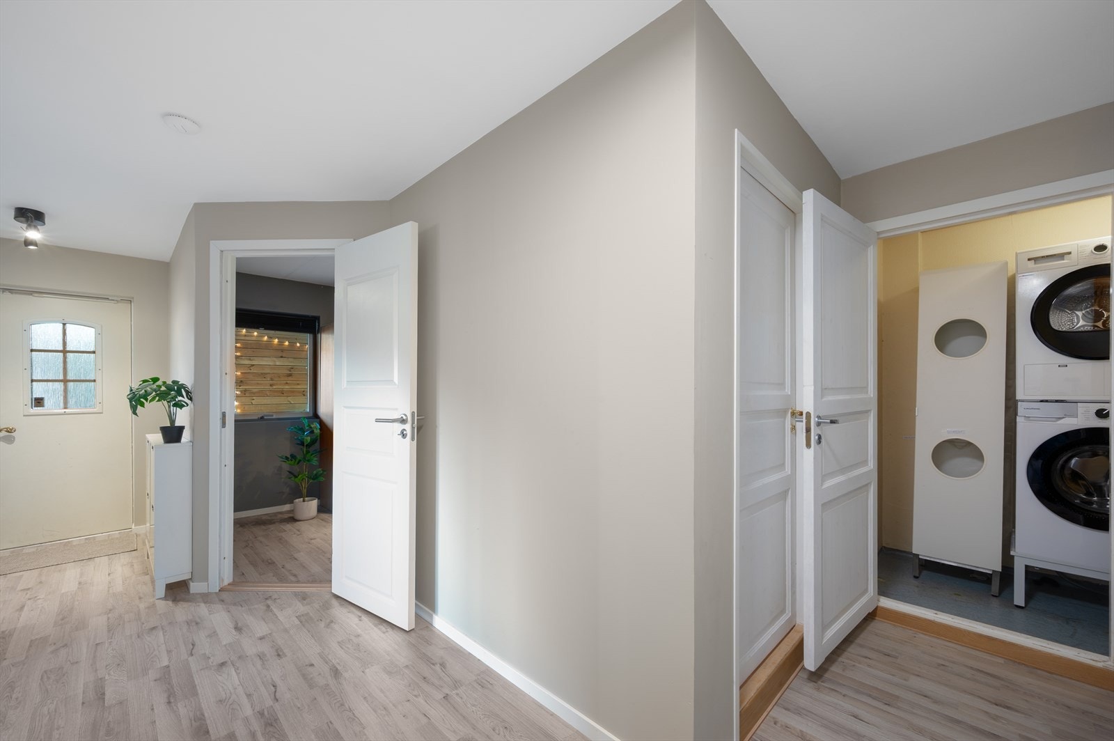 - Svært praktisk med eget vaskerom som måler 3,3m². Det er også oppbevaringsmuligheter i kott på 2,5m² - Galleribilde