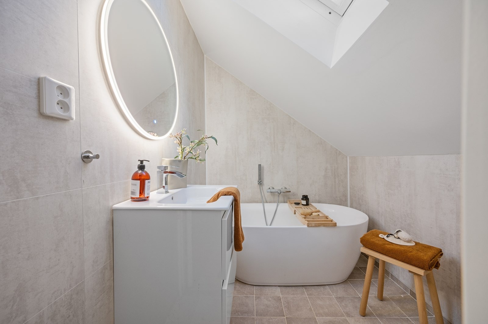 - Flott og moderne bad som er innredet med heldekkende servant, speil m/belysning, toalett og badekar - Galleribilde