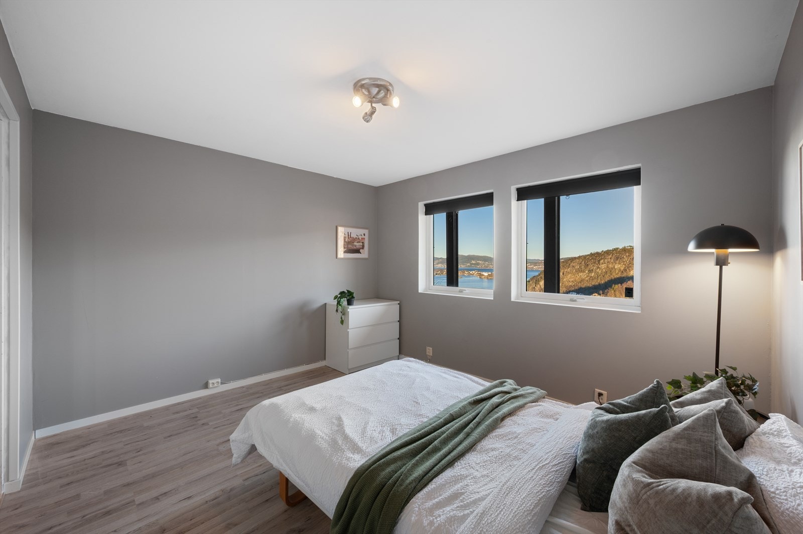 - Her har man god plass til dobbeltseng i ønsket størrelse og tilhørende møblement - Galleribilde