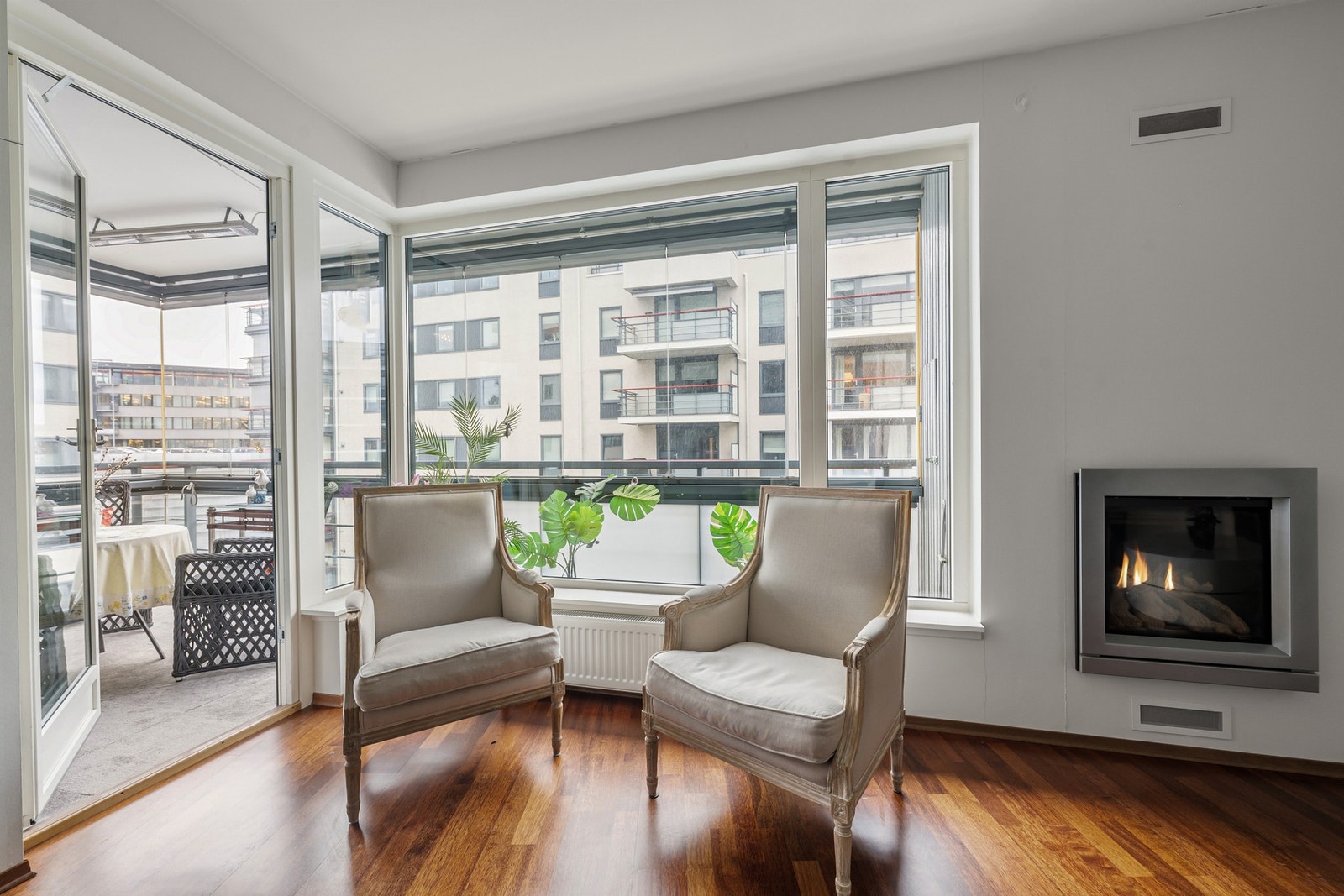 Leiligheten innbyr til det gode liv og du har stort sett alt av byens fasiliteter i umiddelbar nærhet. Galleribilde