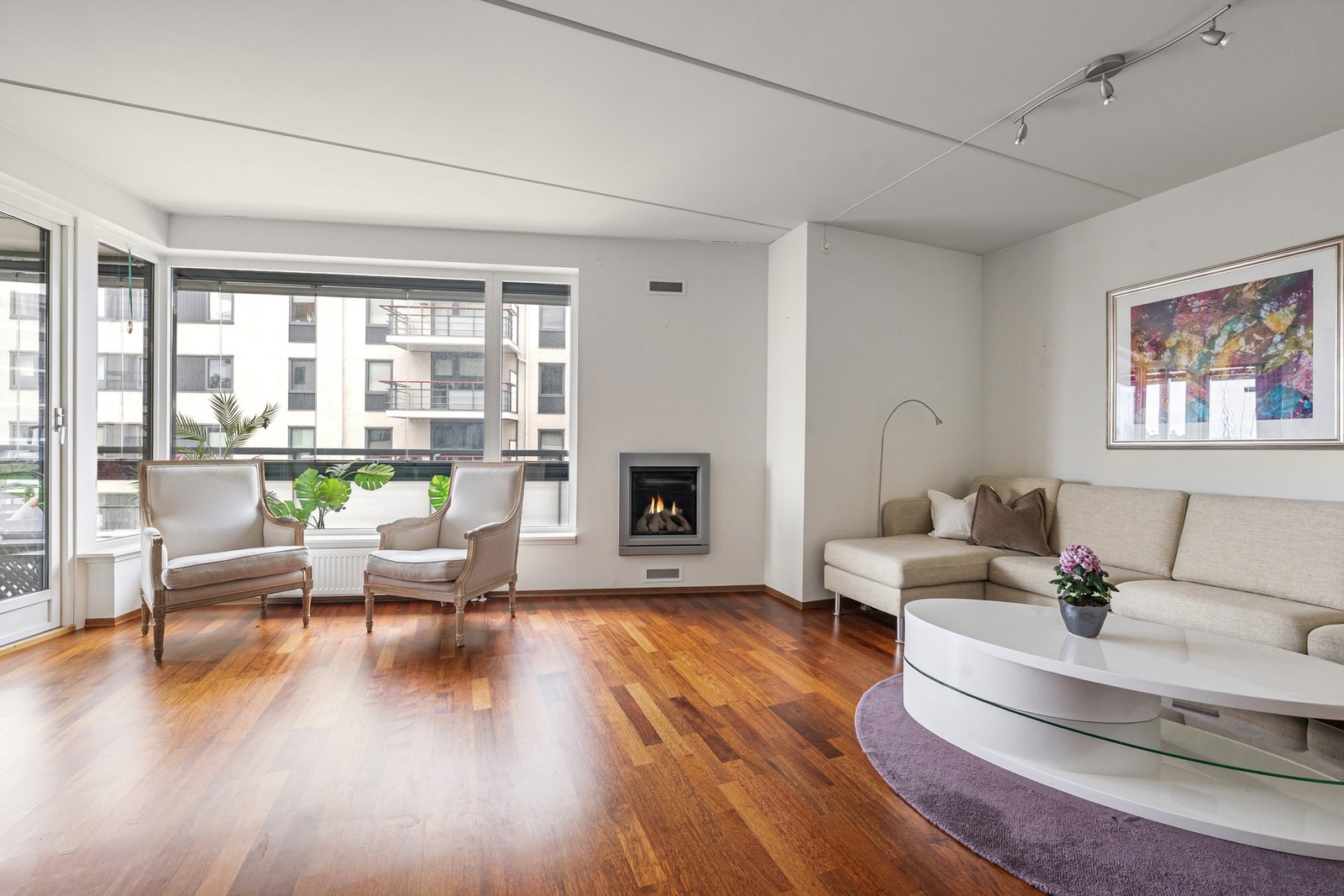 Leiligheten har en praktisk planløsning med stor stue, separat kjøkken, 2 soverom, bad og innglasset balkong. Galleribilde