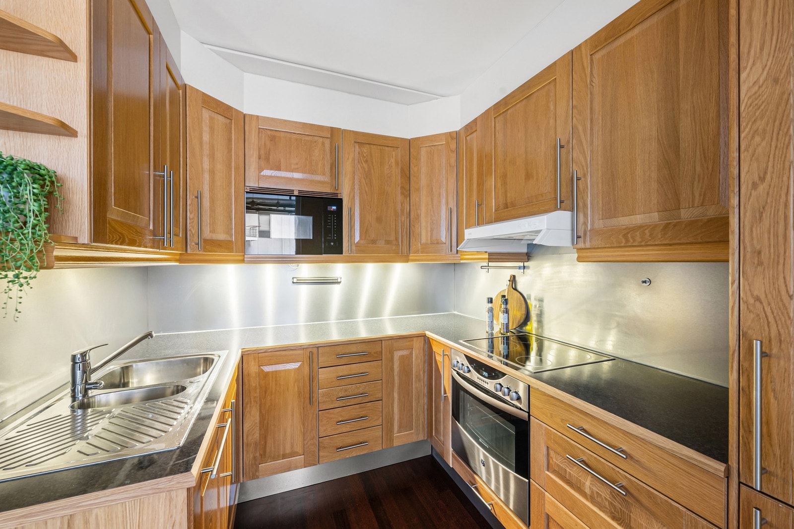 Kjøkken hovedsakelig fra byggeår men benkeplaten og gulvet var nyttt i 2025. Galleribilde