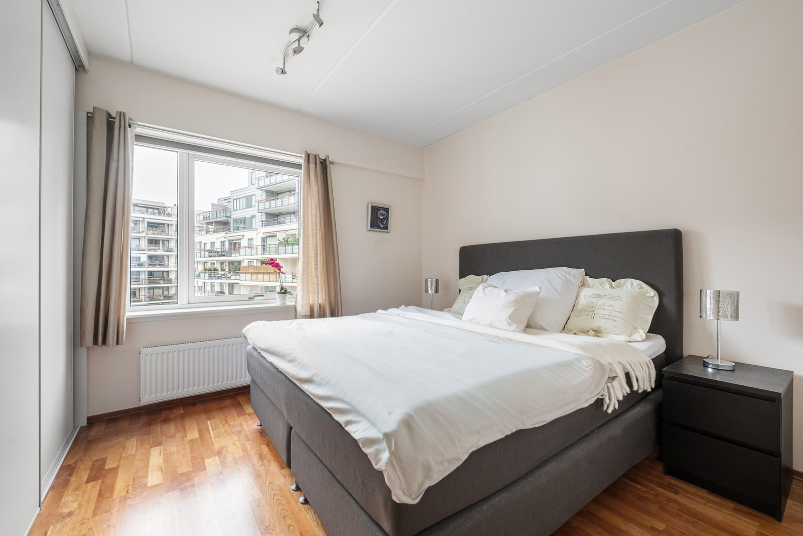 Hovedsoverommet er romslig og utstyrt med skyvedørsgarderobe. Galleribilde