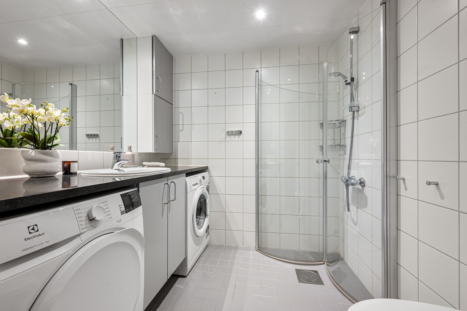 Baderomskabin utstyrt med gulvvarme, dusj, WC, servantskap og opplegg for vaskemaskin og tørketrommel.
Benkeplate i stein. Galleribilde