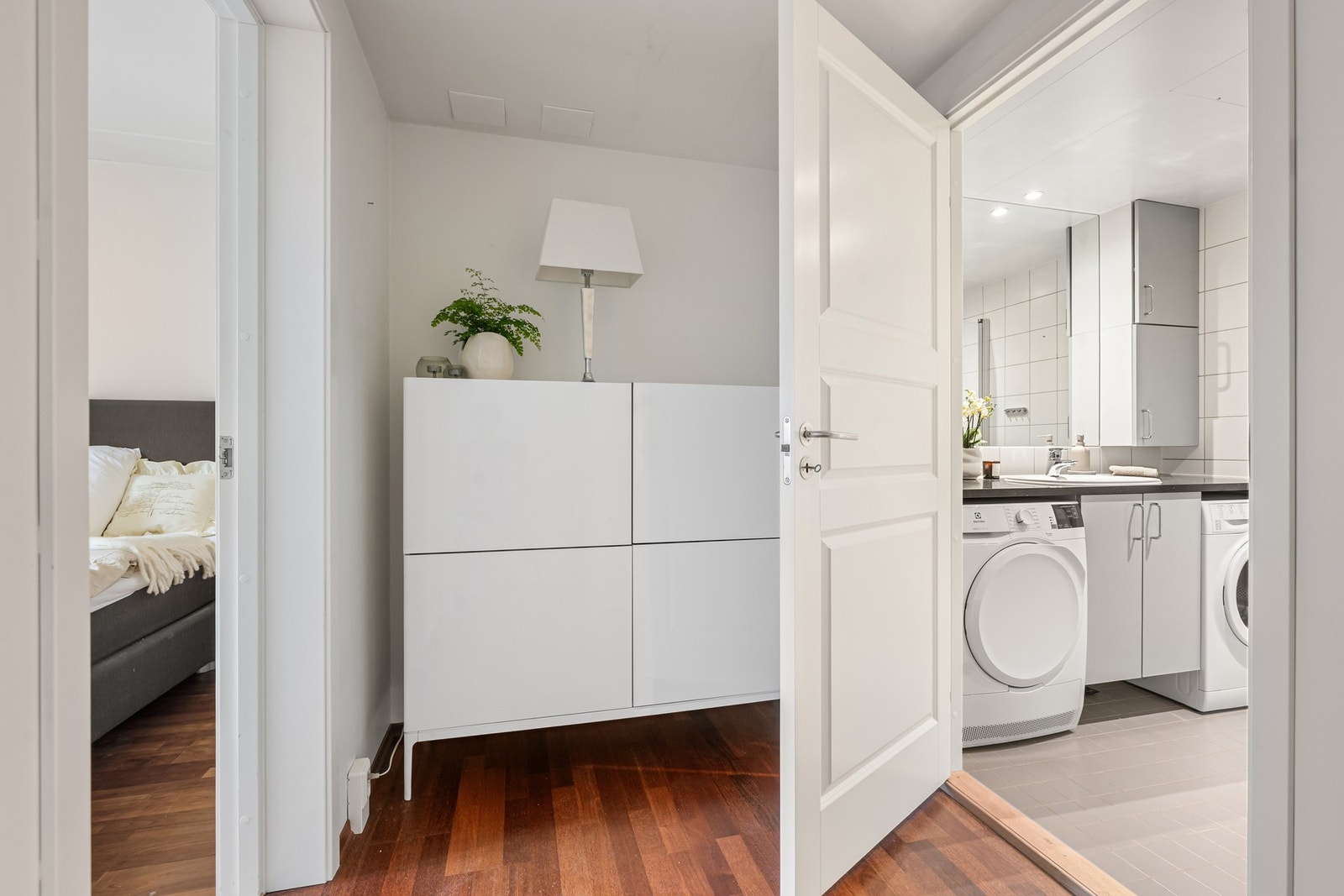 Gang mellom hovedsoverom og bad. Galleribilde