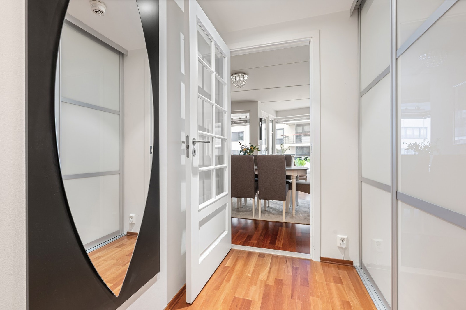 Velkommen inn i entrè med skyvedørsgarderobe. Galleribilde