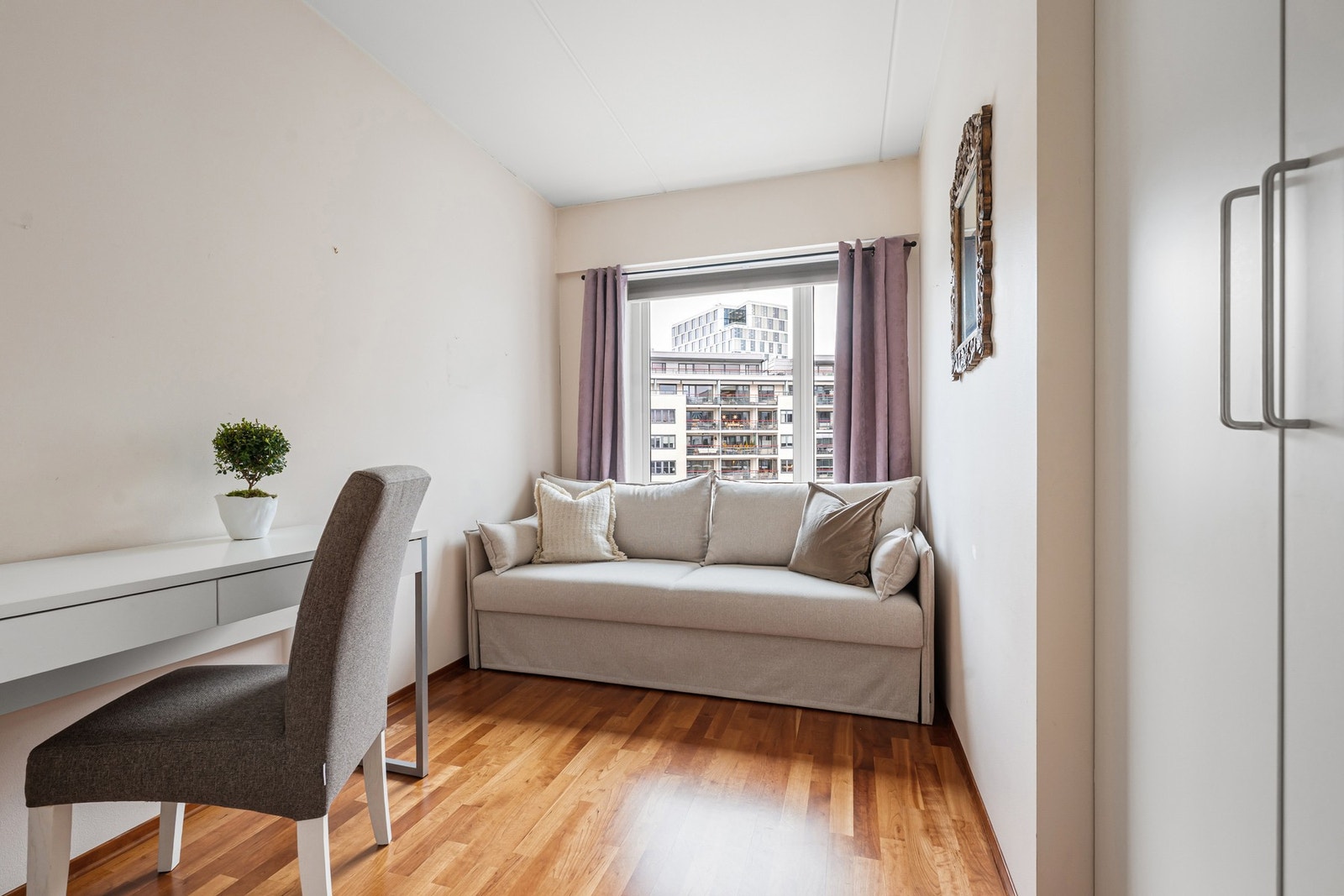 Soverom 2 med garderobeskap. Galleribilde