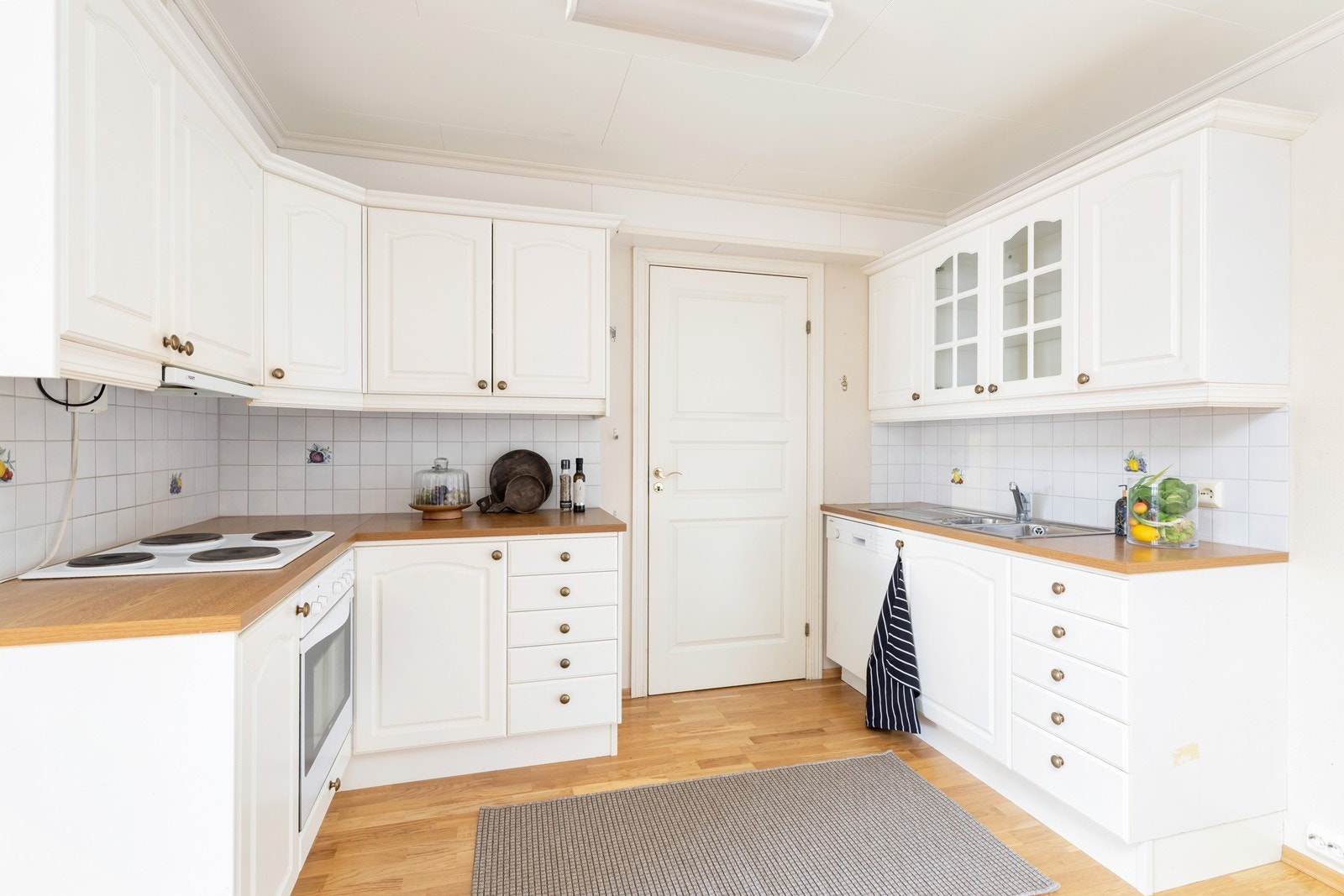 Kjøkkenet har innredning med over og underskap, som gir god plass for oppbevaring. Galleribilde