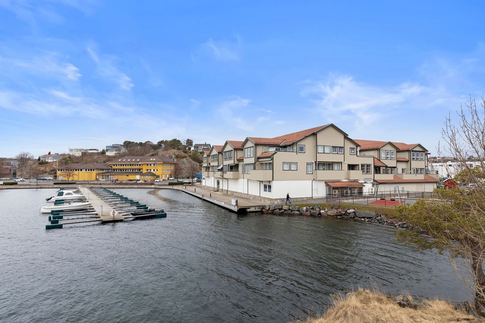 Bryggekanten og sjøen like utenfor. Galleribilde