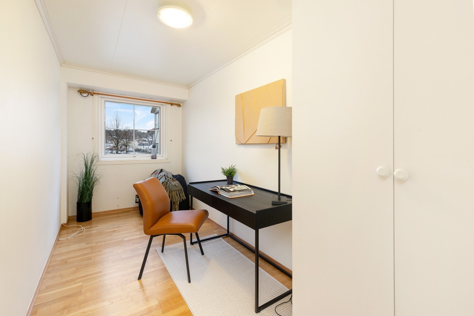 Soverom 2 har plass for seng og garderobeskap, men fungerer også som kontor. Galleribilde