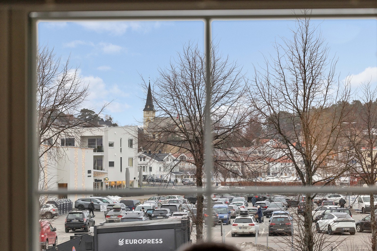 Utsikt fra stuevindu til Oddensenteret med bredt servicetilbud. Galleribilde